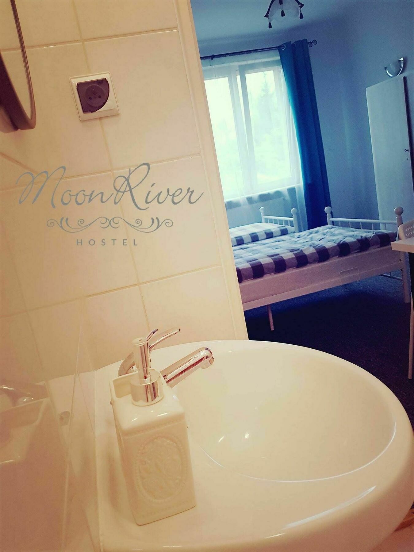 Moonriver Inn Варшава Экстерьер фото